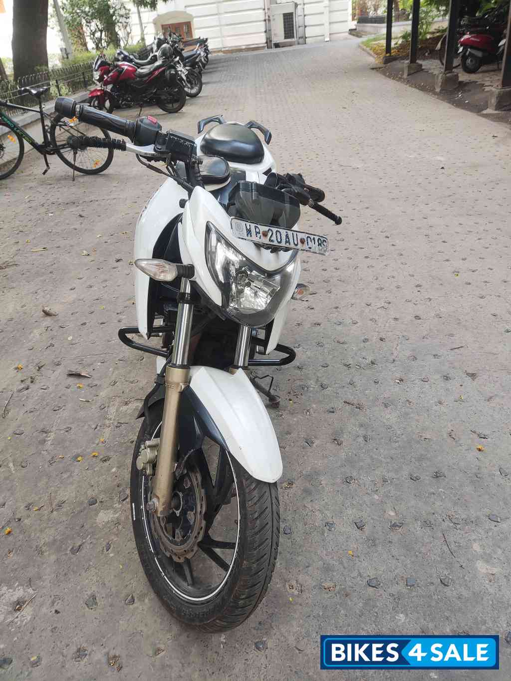 White TVS Apache RTR 200 4V