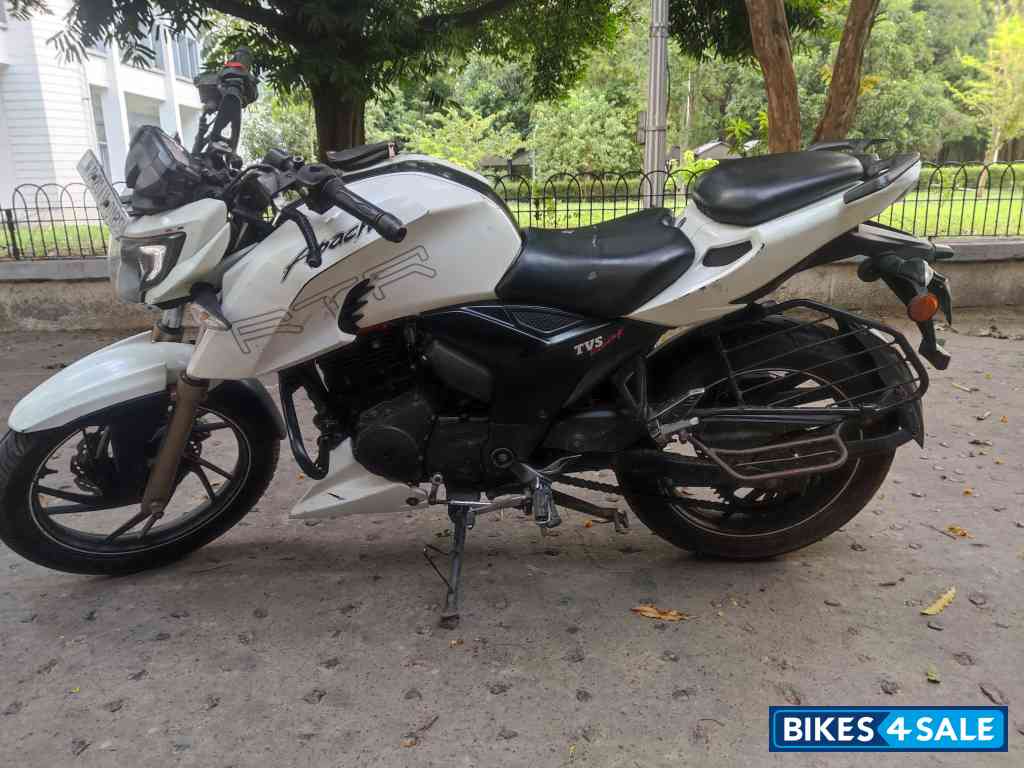 White TVS Apache RTR 200 4V