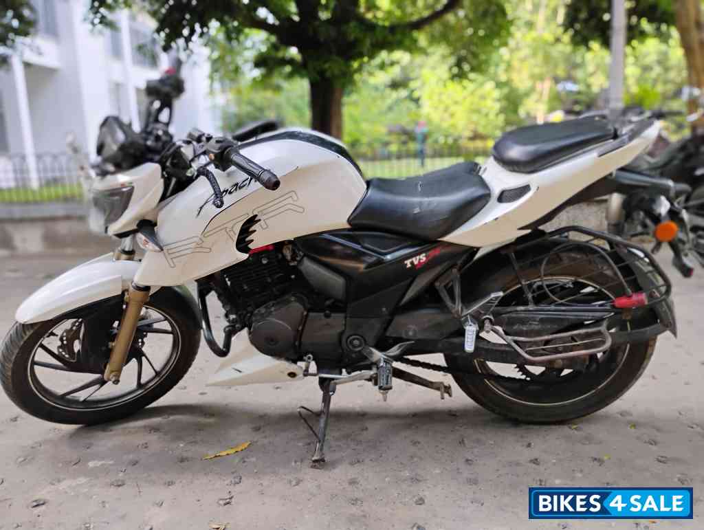White TVS Apache RTR 200 4V
