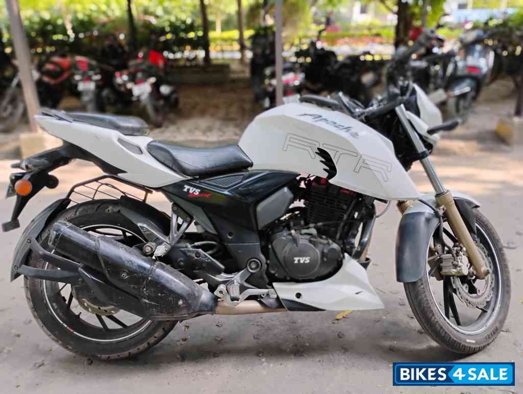 White TVS Apache RTR 200 4V