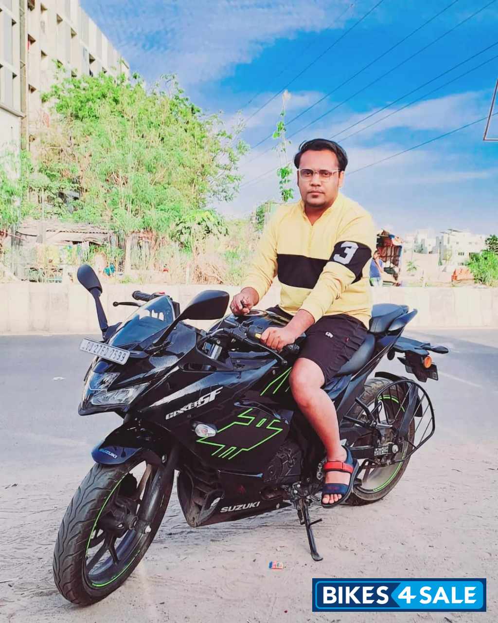 Black Suzuki Gixxer SF