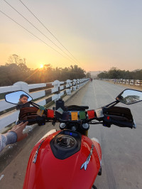 Canyon Red Bajaj Dominar 250 2022