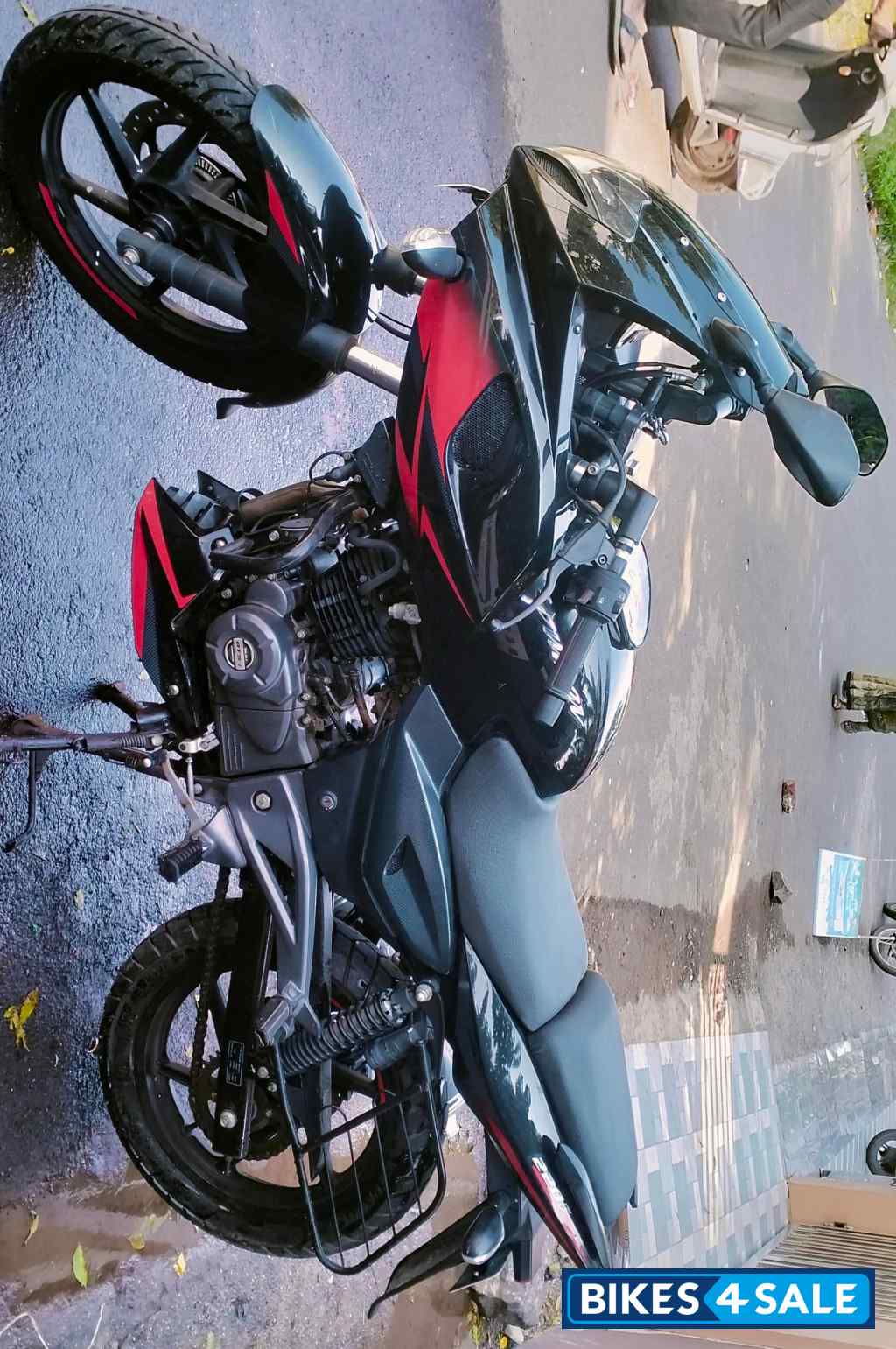Bajaj Pulsar 220F
