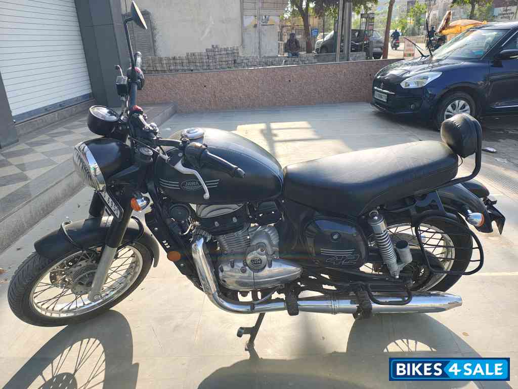 Black Jawa forty two BS6