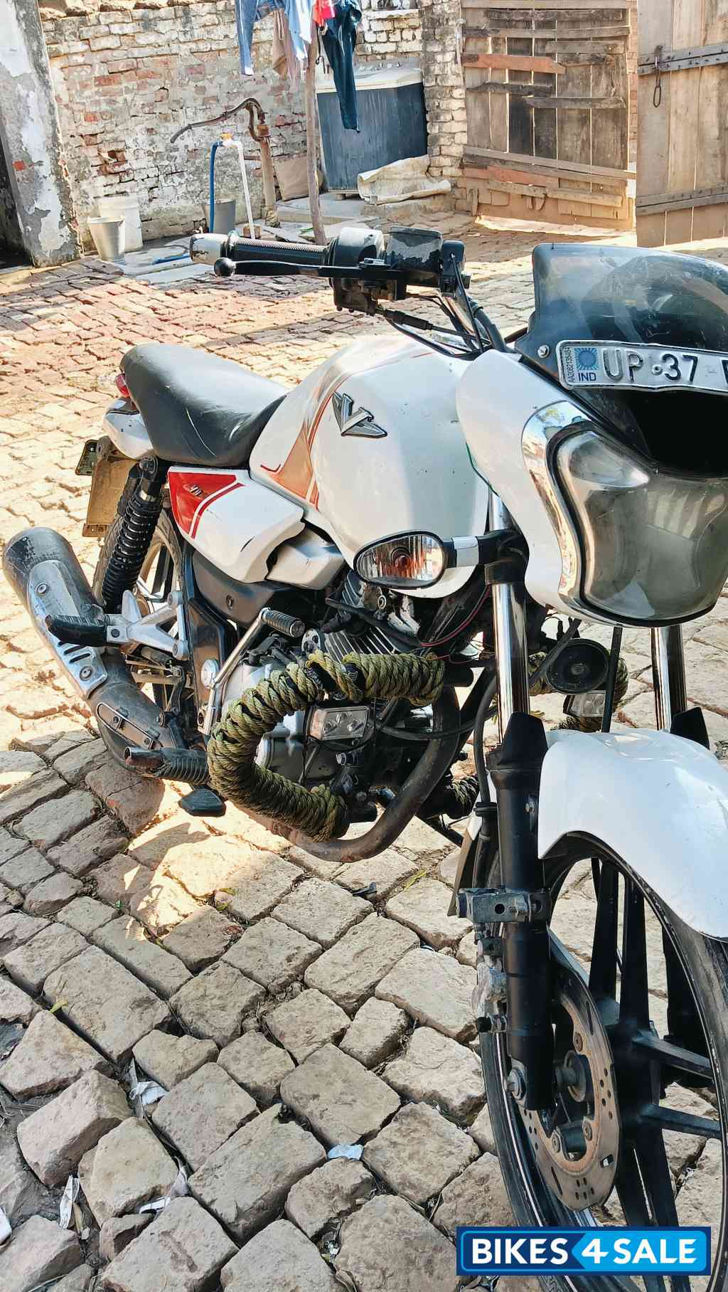 Bajaj V15