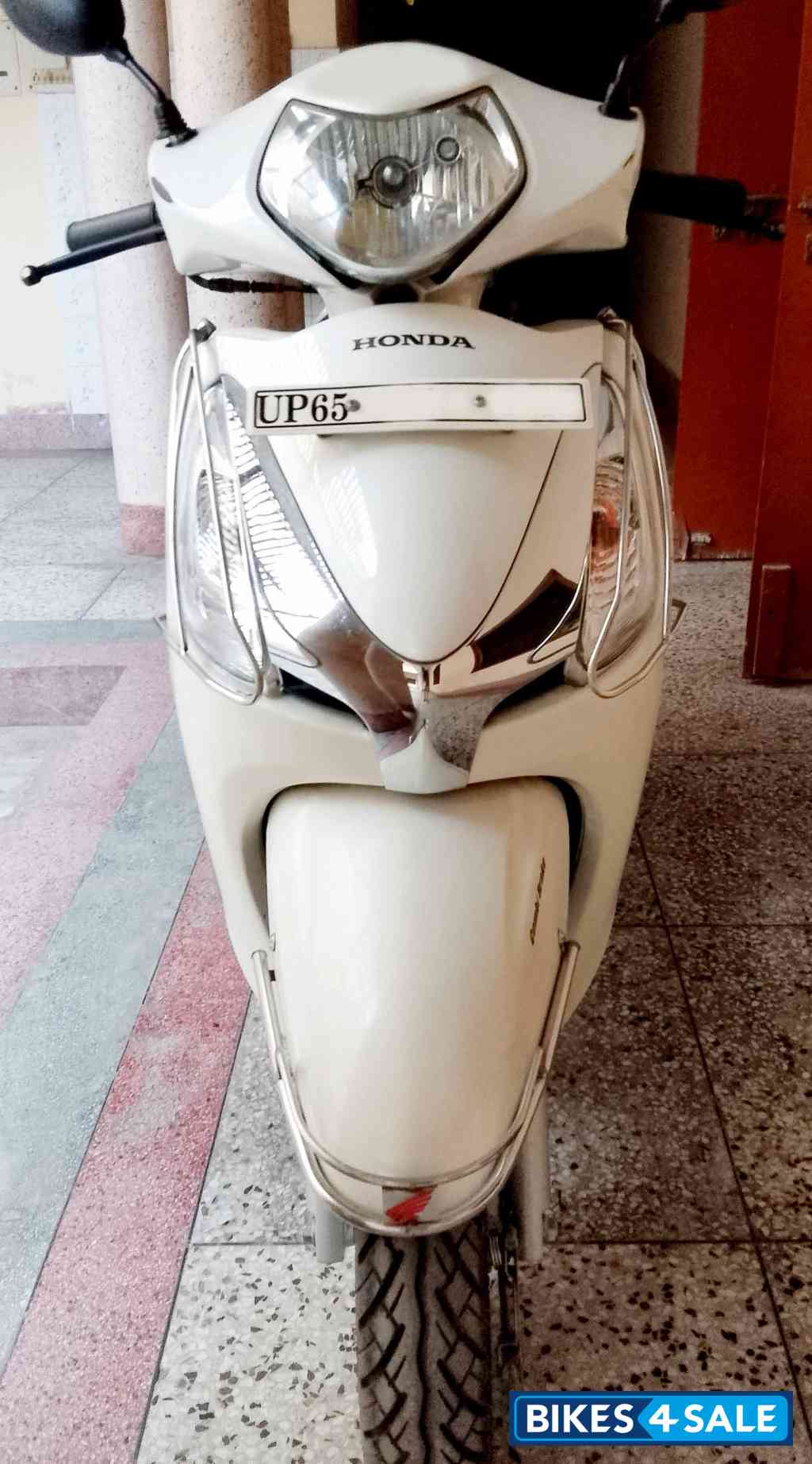 Pearl White Honda Aviator