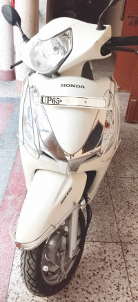 Pearl White Honda Aviator