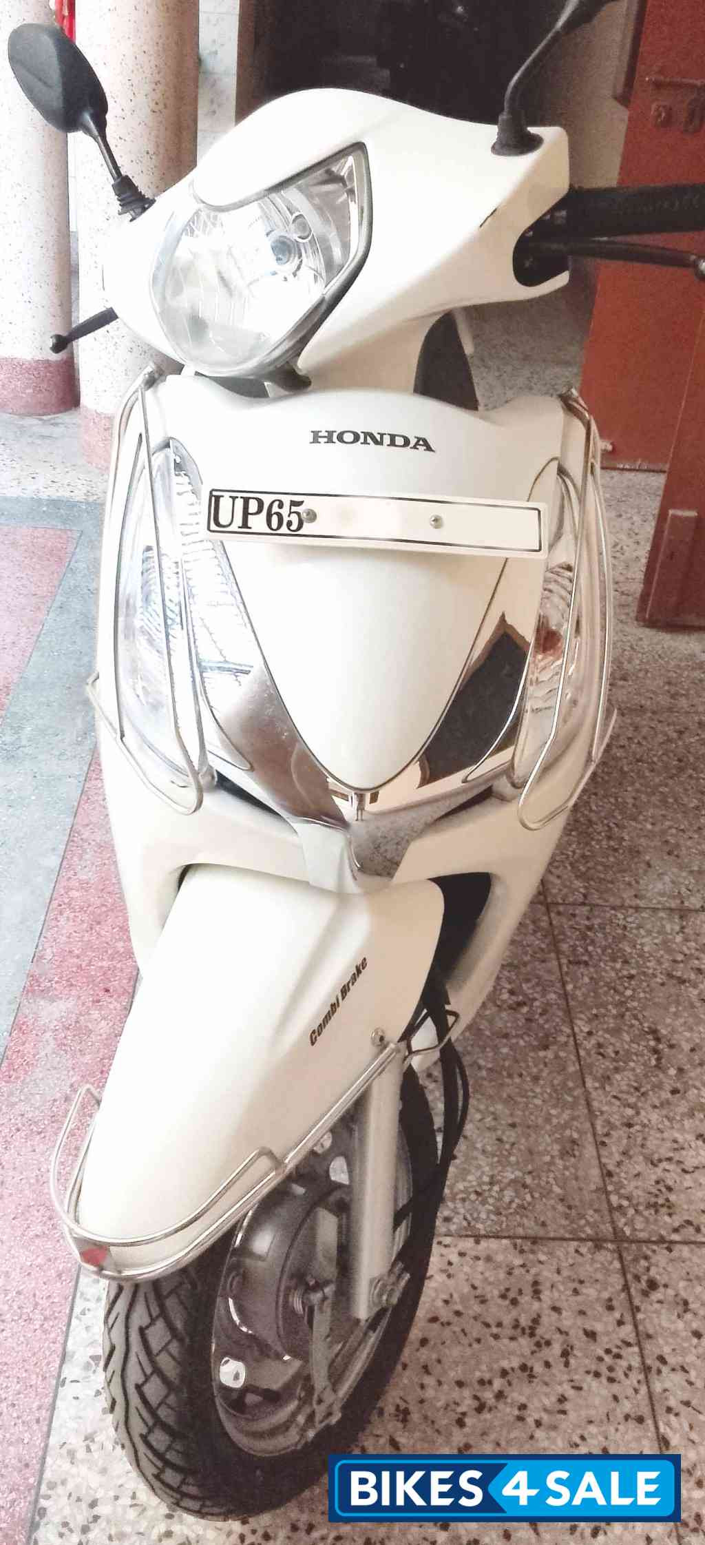 Pearl White Honda Aviator
