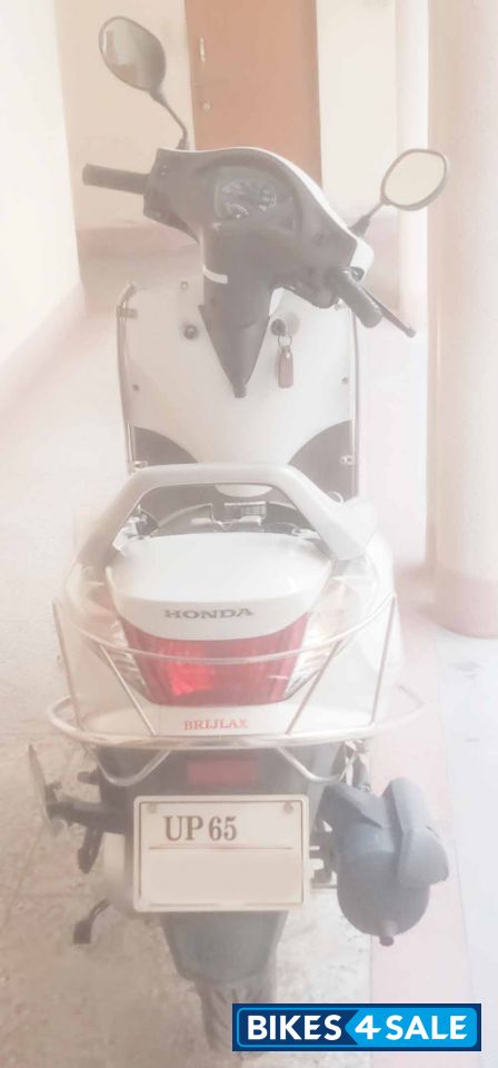 Pearl White Honda Aviator
