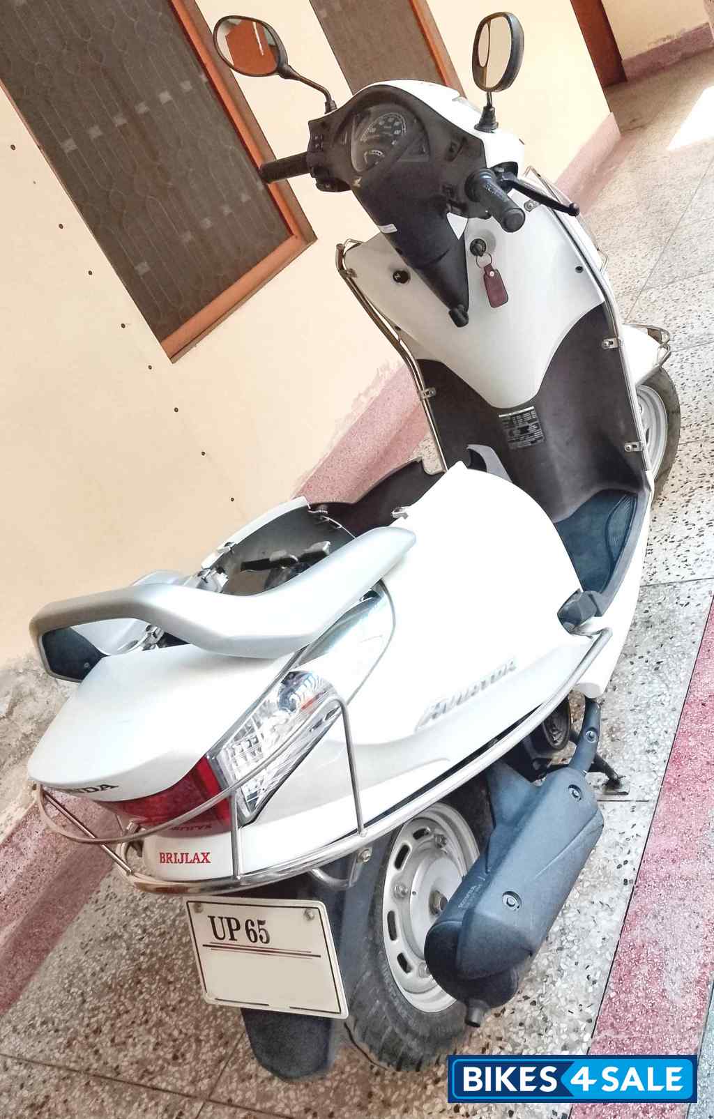 Pearl White Honda Aviator
