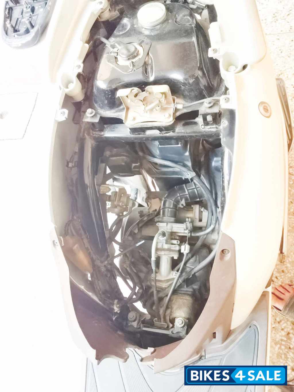 Pearl White Honda Aviator