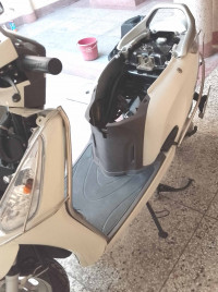 Pearl White Honda Aviator