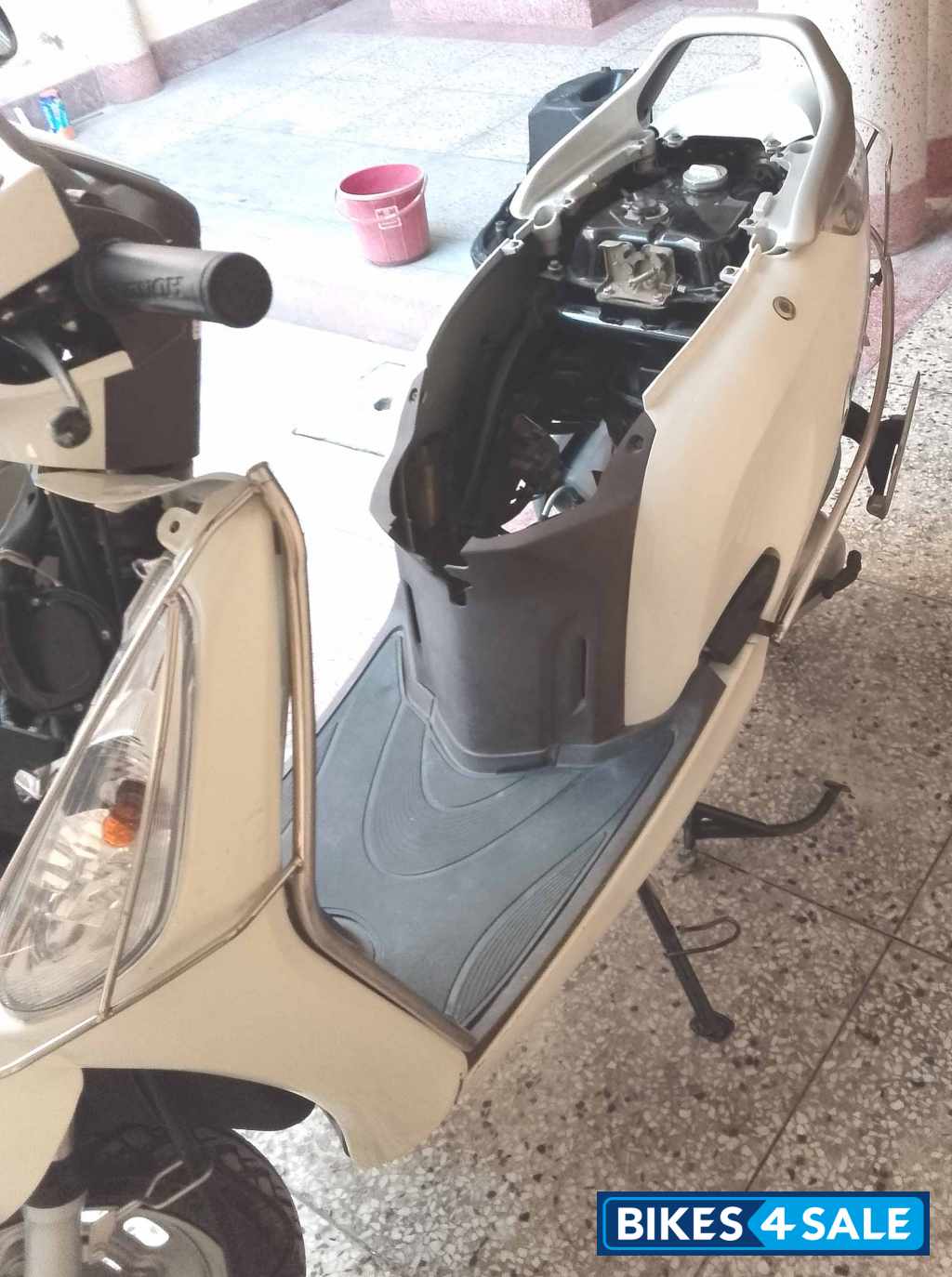 Pearl White Honda Aviator