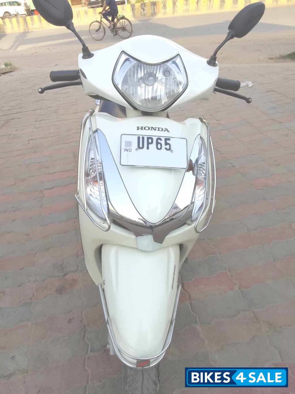 Pearl White Honda Aviator