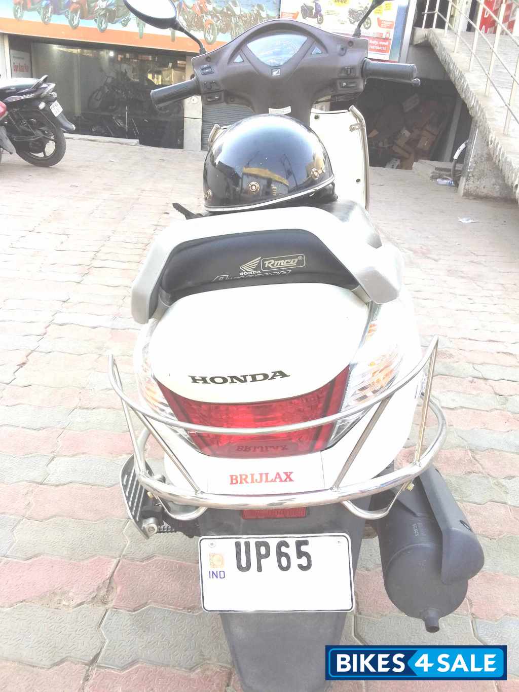 Pearl White Honda Aviator