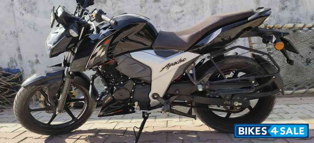 Black TVS Apache RTR 160 4V