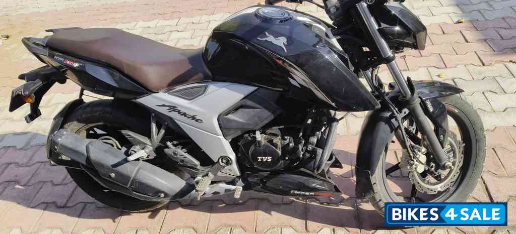 Black TVS Apache RTR 160 4V