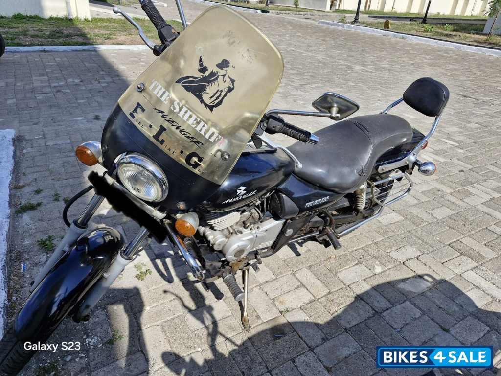Black Bajaj Avenger 220 DTS-i