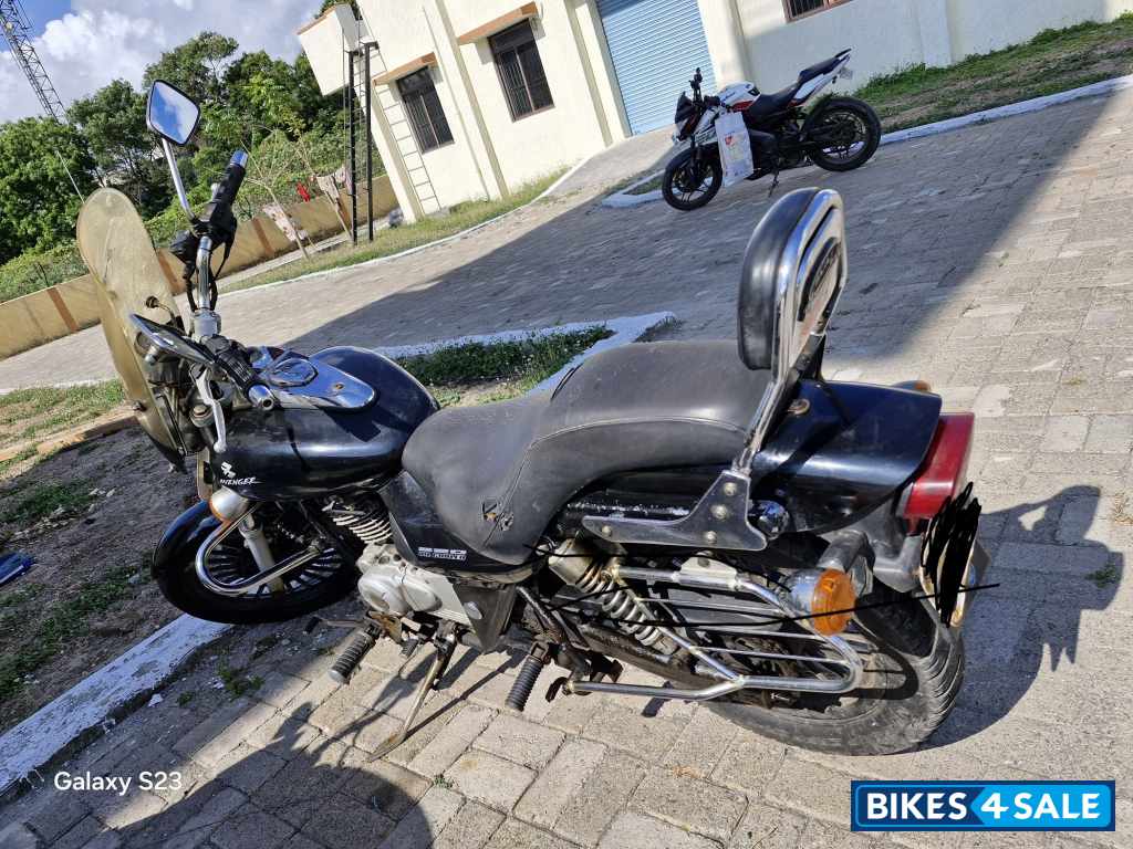 Black Bajaj Avenger 220 DTS-i