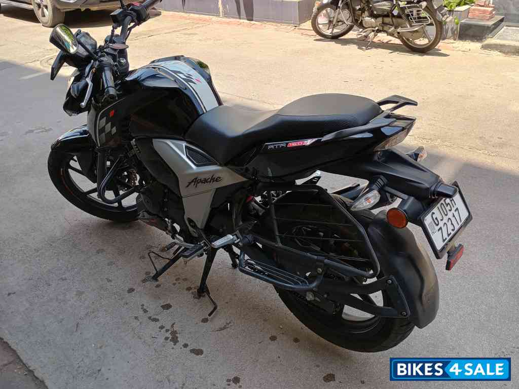Black TVS Apache RTR 160 4V BS6
