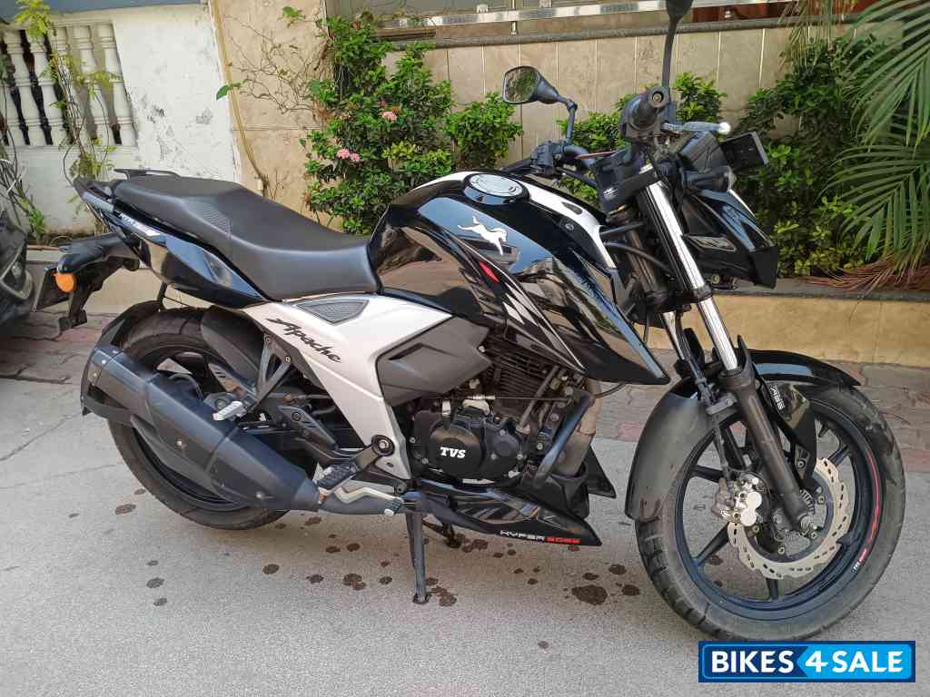Black TVS Apache RTR 160 4V BS6