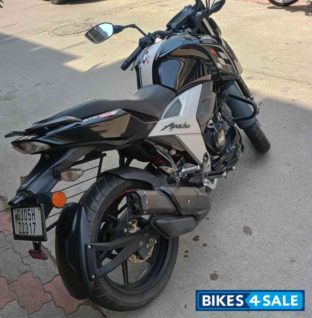 Black TVS Apache RTR 160 4V BS6