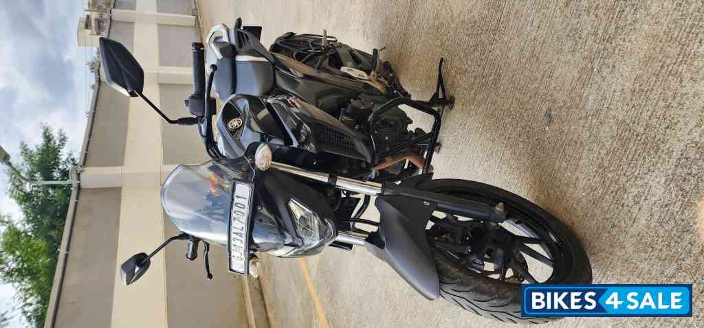 Black Yamaha FZ25