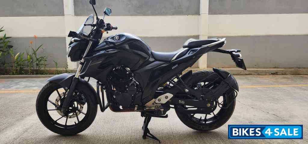 Black Yamaha FZ25