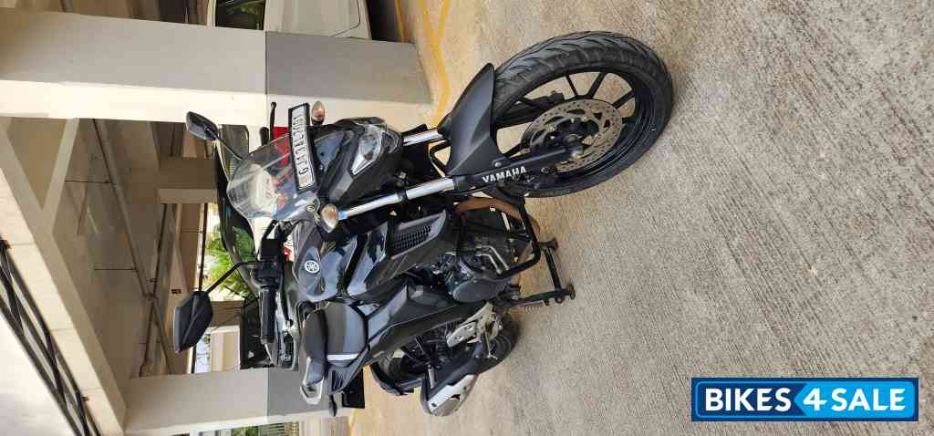 Black Yamaha FZ25