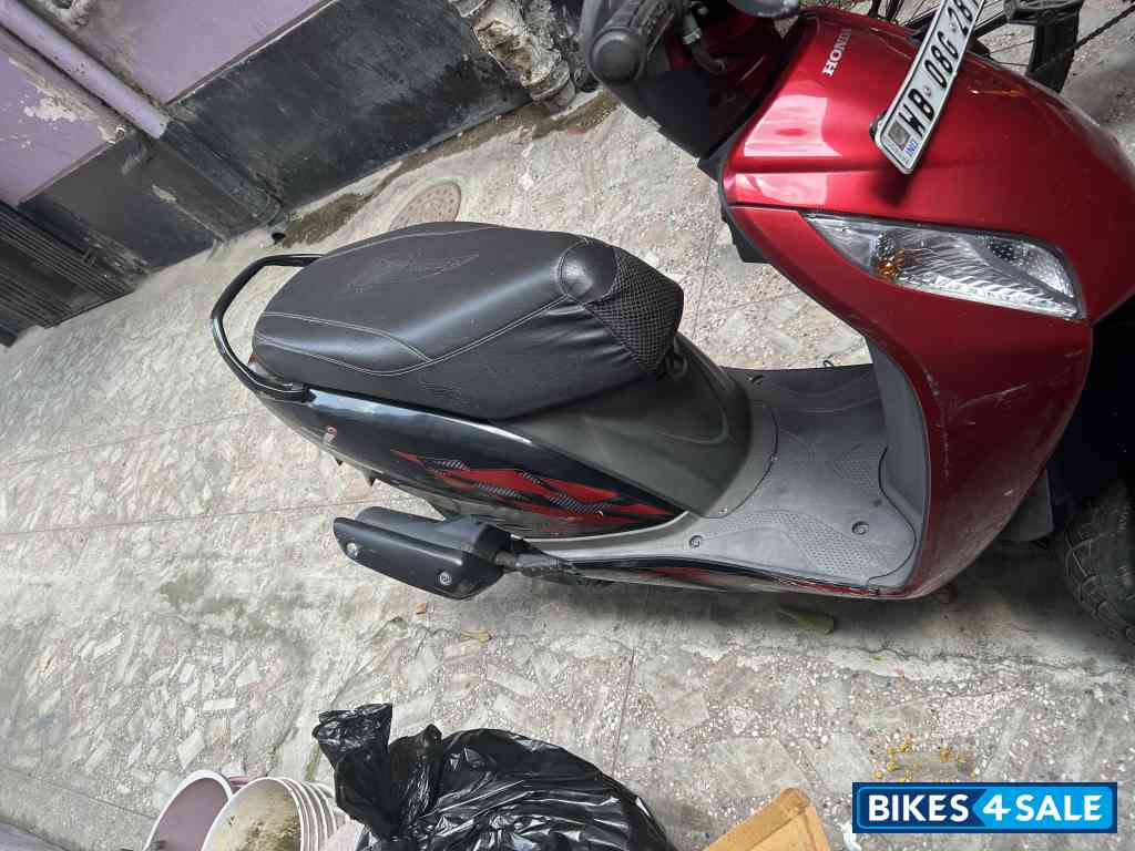 Red Honda Activa i