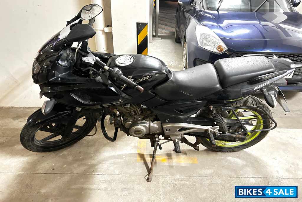 Black Bajaj Pulsar 220F