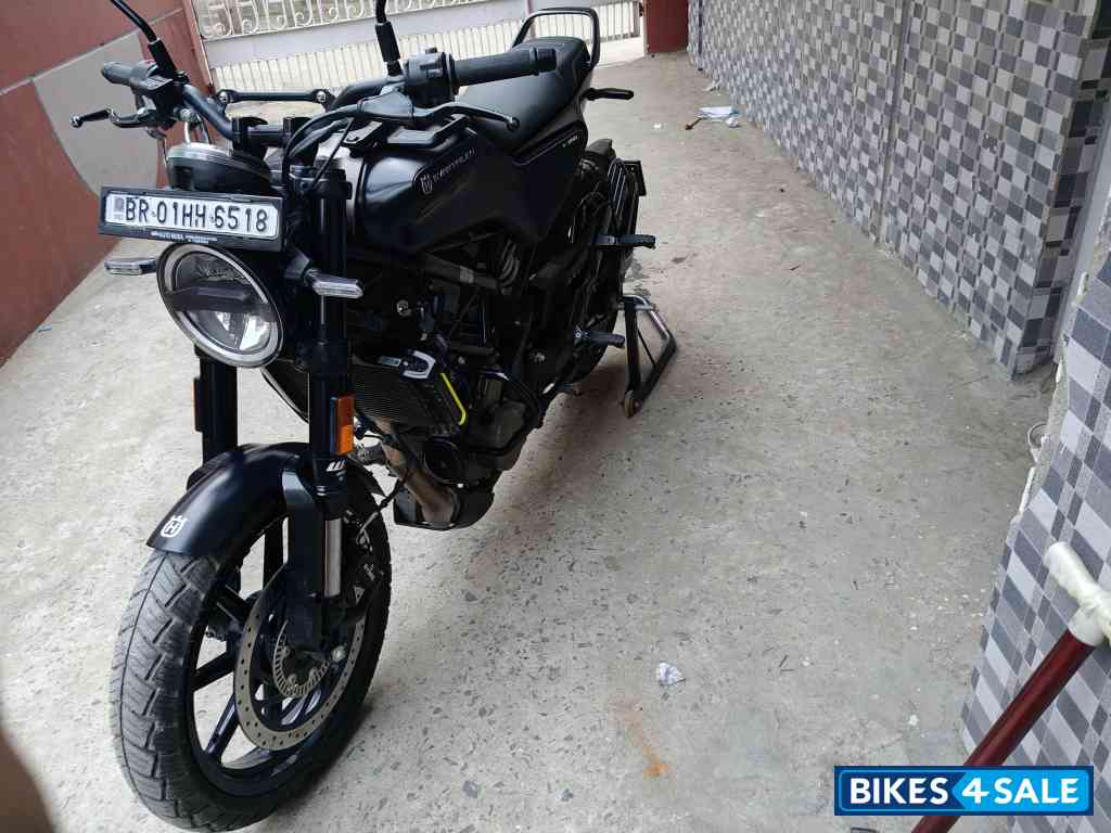 Moonshine Black Husqvarna Svartpilen 250