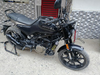 Moonshine Black Husqvarna Svartpilen 250