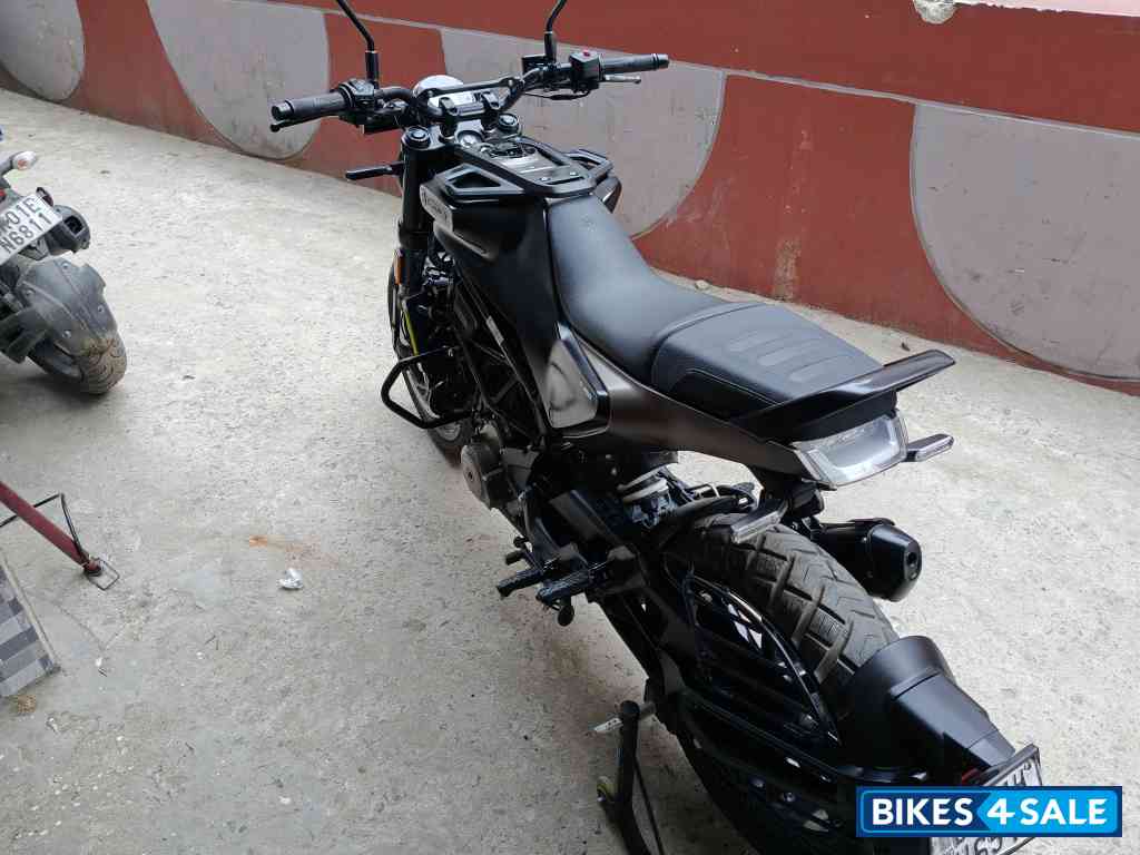 Moonshine Black Husqvarna Svartpilen 250