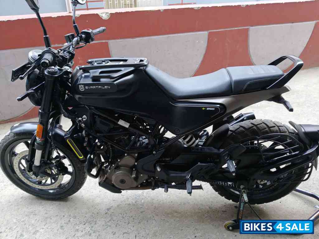 Moonshine Black Husqvarna Svartpilen 250