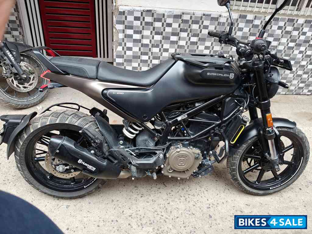 Moonshine Black Husqvarna Svartpilen 250