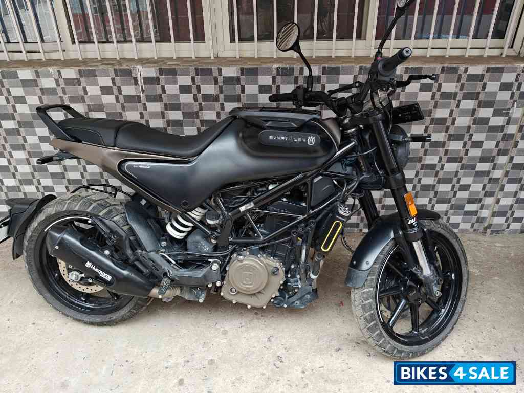 Moonshine Black Husqvarna Svartpilen 250