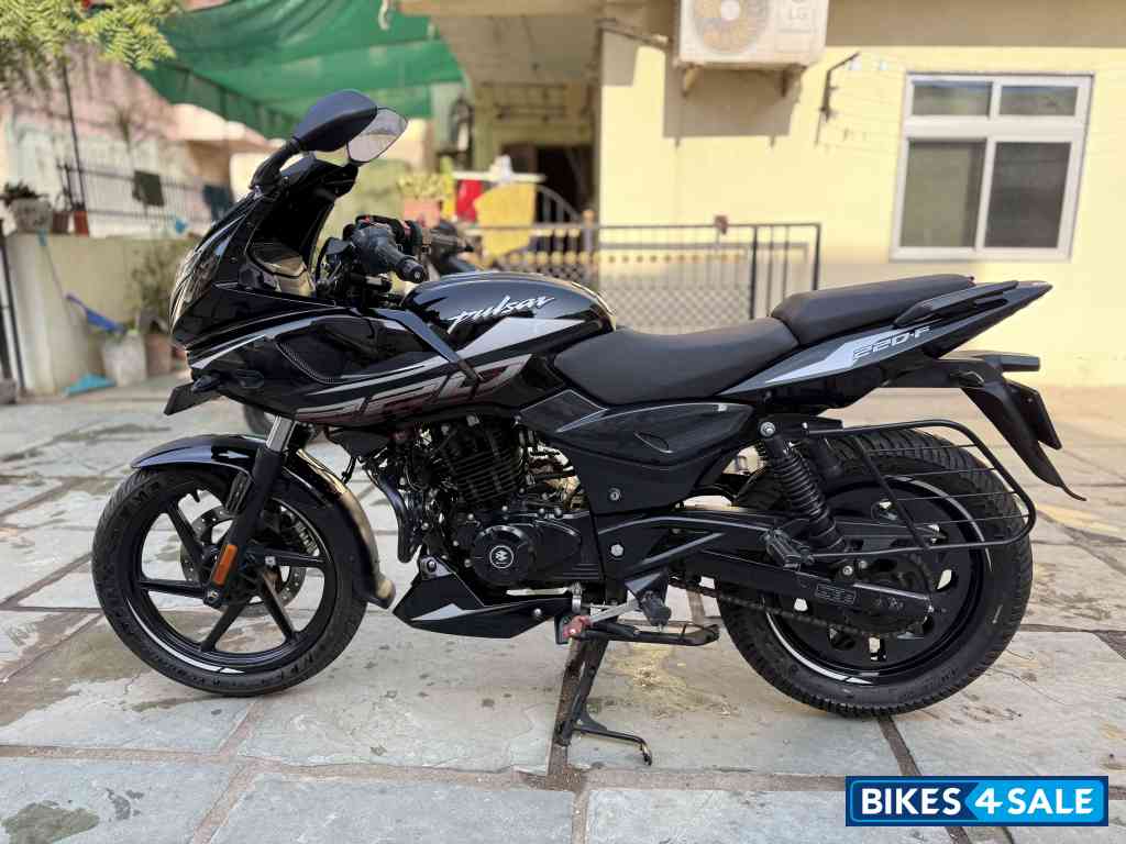 Bajaj Pulsar 220F BS6