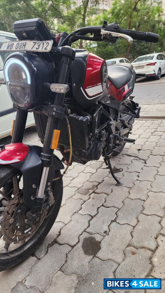 Red Benelli Leoncino 250