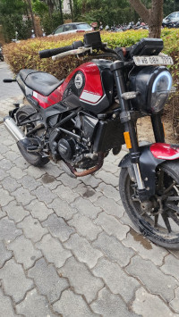 Red Benelli Leoncino 250