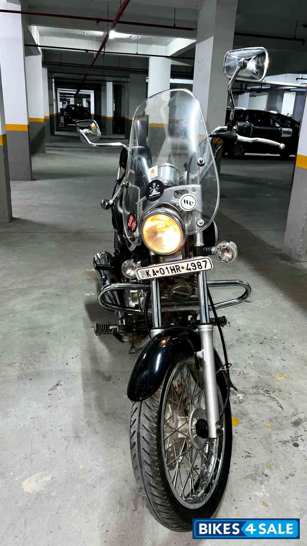 Black Bajaj Avenger Cruise 220
