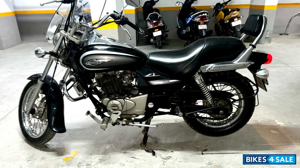 Black Bajaj Avenger Cruise 220