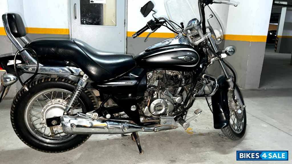 Black Bajaj Avenger Cruise 220
