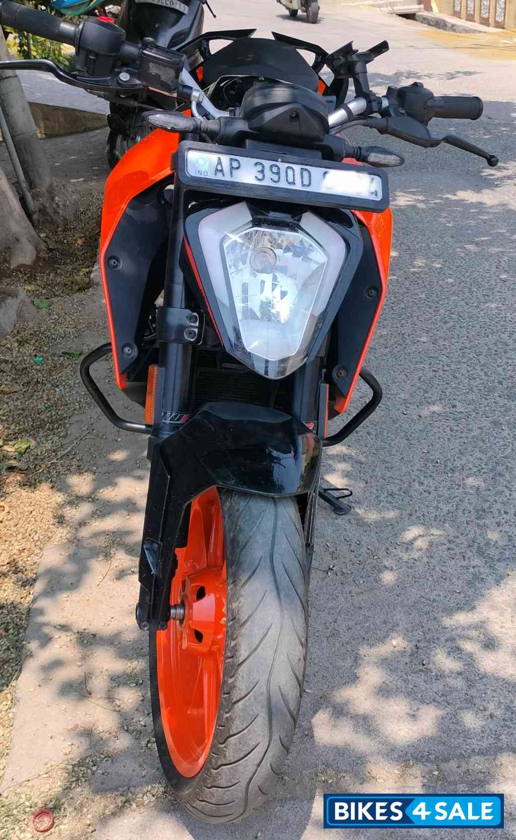 Electric Orange KTM Duke 200 2022