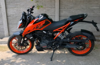 Electric Orange KTM Duke 200 2022