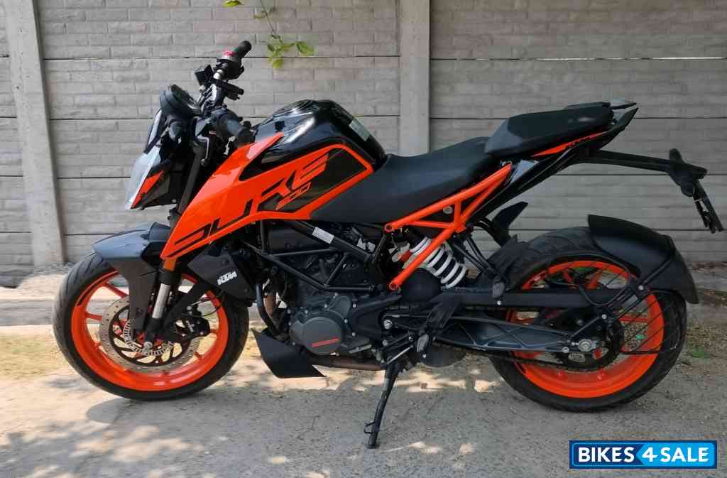 Electric Orange KTM Duke 200 2022