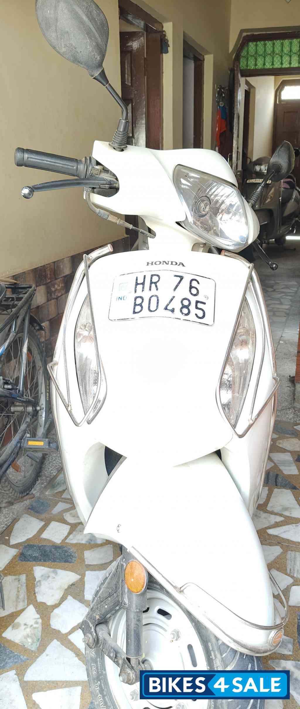 White Honda Activa i