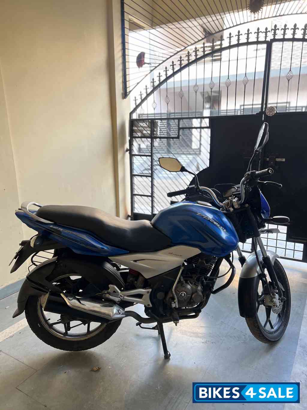 Blue Bajaj Discover 125 ST