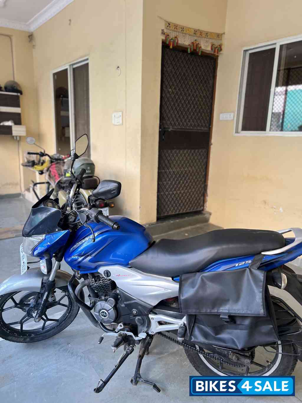 Blue Bajaj Discover 125 ST