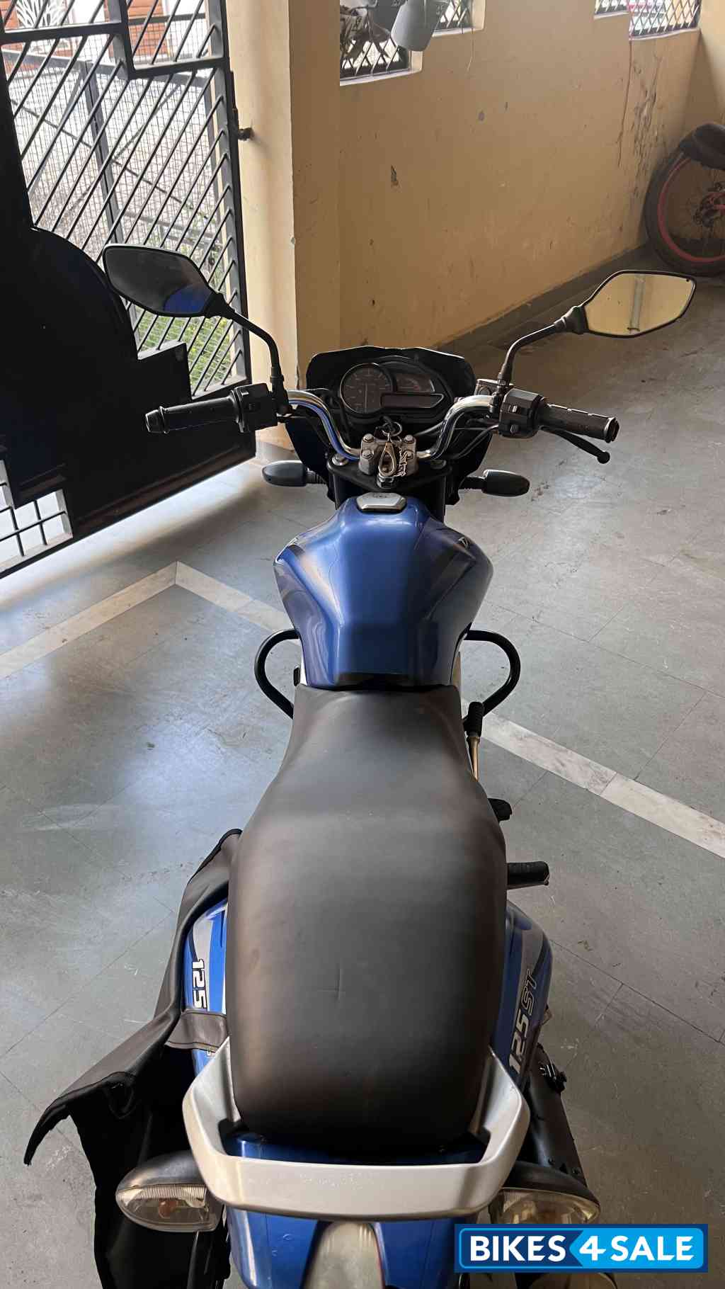 Blue Bajaj Discover 125 ST